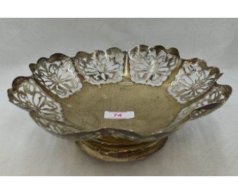 A silver table basket of scalloped form having pierced butterfly decoration, Sheffield 1947, Viner's ltd, approx 408.3g
Condi