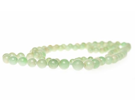 EARLY TO MID TWENTIETH CENTURY JADE NECKLACEformed by graduated spherical beads, the largest bead 9.8mm, the smallest bead 5.