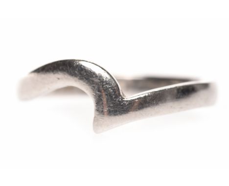 PLATINUM WEDDING BANDof curved form, size K-L, 3.3g