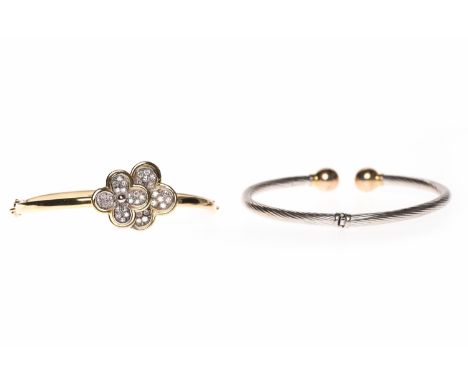 NINE CARAT WHITE GOLD HINGED TORC BANGLEwith linear engraving twisting around the bangle, with yellow gold spherical terminal