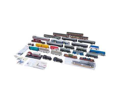 MÄRKLIN/ROCO Konvolut aus Lokomotiven, Schienenfahrzeuge, Güter- und Personenwagen, Spur H0, darunter 2 kleine Tenderlokomoti