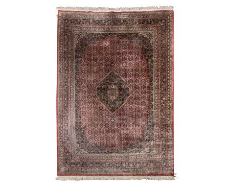 Orientteppich. 'BIDJAR'/INDIEN, 20. Jh., ca. 350x253 cm. Das Mittelfeld, das ein schwarzes Zentralmedaillon mit entsprechende