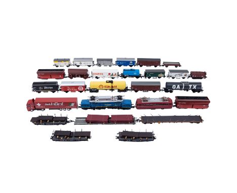 MÄRKLIN Konvolut aus zwei Lokomotiven und 25 Güterwagen, Spur H0, bestehend aus blauer E-Lok 37224 der MWB, Anleitung anbei, 