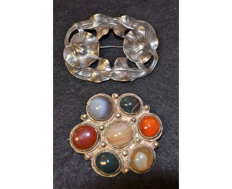 An Art Nouveau waterlily pad brooch; an agate set brooch (2)