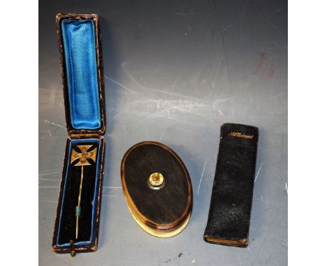 A Scottish horn snuff box, citrine set; a yellow metal pin; a Finger New Testament miniature book, leather bound (3)