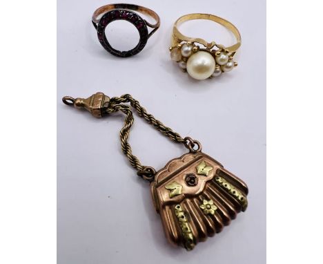 A selection of yellow metal jewellery featuring a cultured pearl set cluster ring in unmarked yellow metal (please note one o
