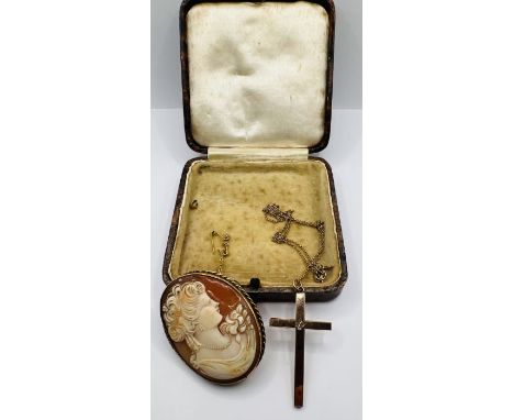 Two pieces of yellow metal vintage jewellery. Comprising a yellow metal cameo brooch, depicting a lady in profile, along with