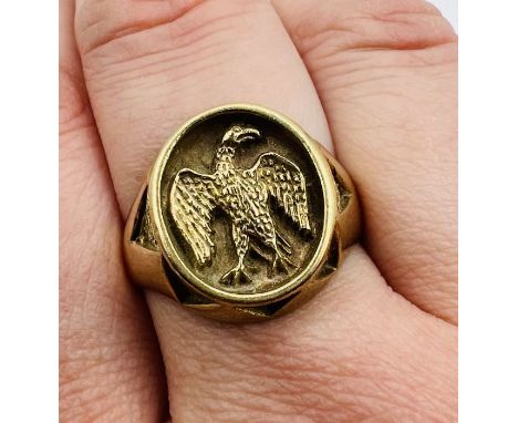 A 9ct yellow gold eagle signet ring. Approximate weight 7.1 grams. Size T.