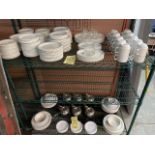 Lot d'assiettes et théières