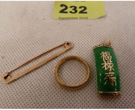 An 18ct wedding band 2.6g, a 9ct tie pin 2.3g and a gold and jade pendant