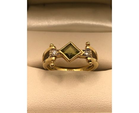 18ct Gold peridot and diamond ring approx 4.5g size 'M'