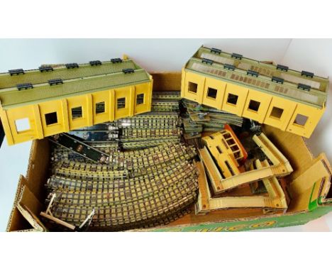 120 + Hornby Dublo 3-Rail Track Sections &amp; 20x Points &amp; 1x Hornby Dublo 4 Road Engine Shed with Footbridges &amp; Sig