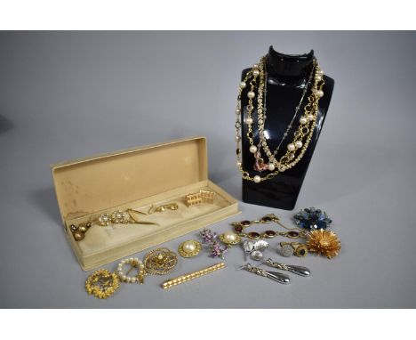 A Collection of Various Vintage and Later Jewellery to Comprise Brooches, Rings, Necklaces Etc 