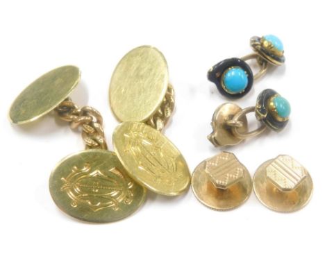 A group of gentlemans jewellery, to include a pair of 9ct gold cufflink's, each with oval shield bearing the initials CD, a p