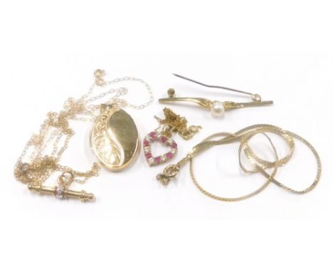A group of 9ct gold and other jewellery, to include a bar brooch with central cultured pearl, marked 9ct, a 9ct gold garnet a