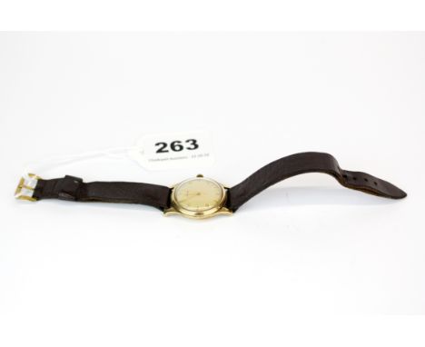 A gent's vintage 9ct gold Crusader wristwatch, appears to be in working order.
