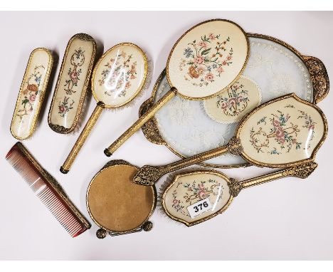 A quantity of vintage dressing table items.