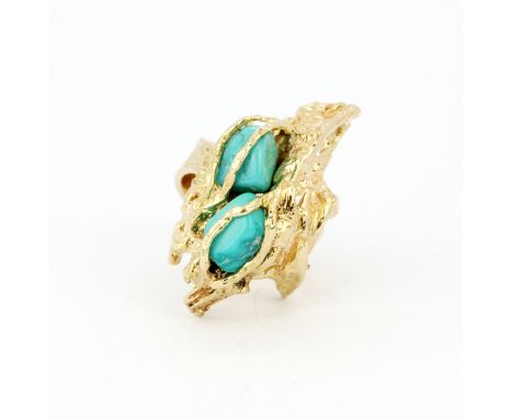 A heavy hallmarked 9ct yellow gold large ring set with turquoise, (L). Gross weight approx. 12gr.&nbsp;