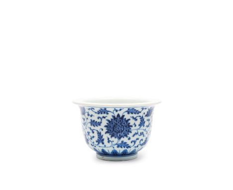 h cm 9,2 x d cmWell painted in underglaze blue, the exterior is decorated with lotus scrolls and curling leaves, while a band