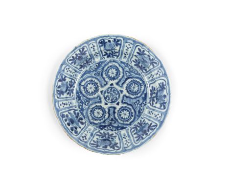 d cm 27,8It is painted on the rim with panels featuring flowers, and in the center with floral motifs. The outer rim is adorn