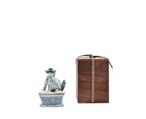 h cm 15,3Rectangular in shape, the lid handle is modeled as a seated lion, decorated with the fukizumi technique of misted in
