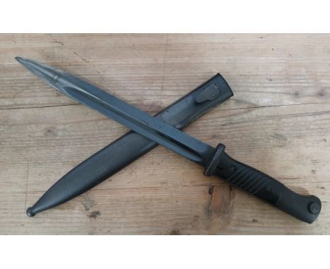 A German Third Reich K98 bayonet, blade length 24.5cm, wooden grip, metal scabbard, total length 40.5cm.