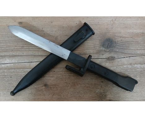 A British X2E1 Trials bayonet, blade length 18cm, metal scabbard, wooden grip, total length 34cm.