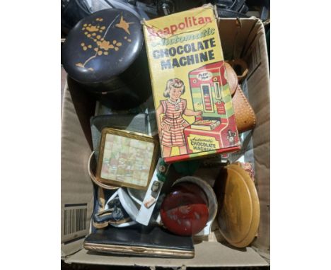 A box of assorted collectables including a Neapolitan Automatic Chocolate Machine, a vintage compact, coins, Asian collectabl