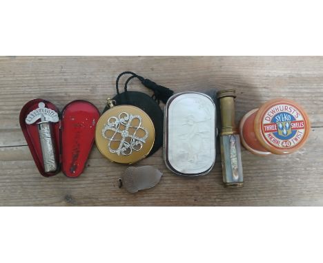 A tray of assorted collectables comprising a Dewhurst Sylko pottery bobbin, a vintage compact, lipstick, a pin cushion modell