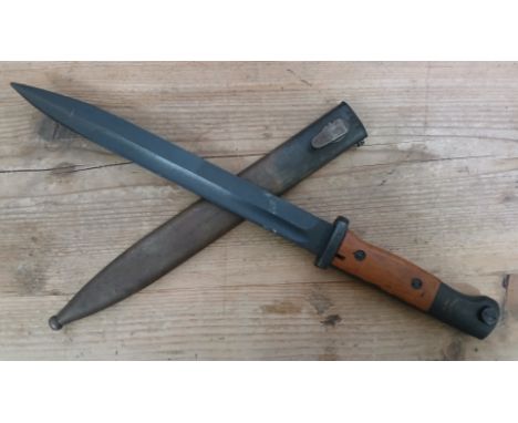 A German Third Reich K98 bayonet, blade length 24.5cm, wooden grip, metal scabbard, total length 40.5cm.