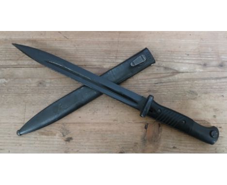 A German Third Reich K98 bayonet, blade length 24.5cm, wooden grip, metal scabbard, total length 40.5cm.