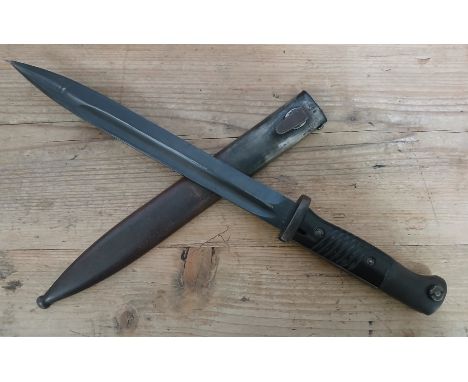 A German Third Reich K98 bayonet, blade length 24.5cm, wooden grip, metal scabbard, total length 40.5cm.