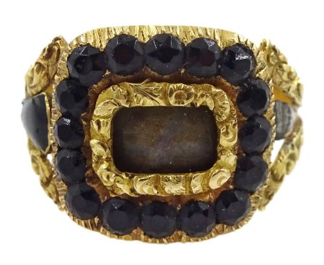 George IV 18ct gold mourning ring, the central glass panel with surround of black glass beads, with openwork bifurcated scrol