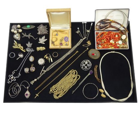 Collection Victorian and later jewellery including 15ct gold watch key winder, 8ct gold winder, 15ct gold agate shirt button,