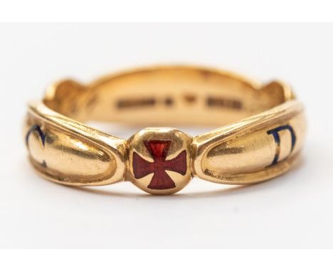 A gents 18ct gold and enamel ring, comprising three elongated oval shaped inset with blue enamel initials C D S, with alterna