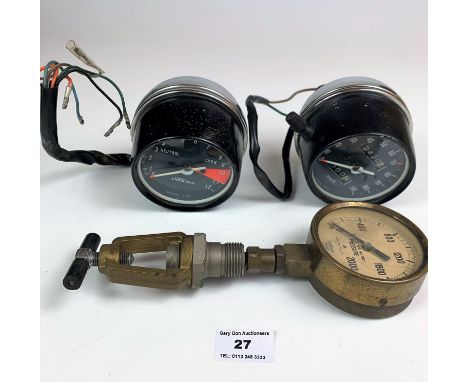 Vintage car speedometer, car revcounter and pressure gauge