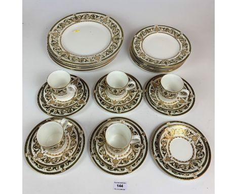 30 piece Royal Worcester Windsor tea and dinner set including 6 dinner plates, 6 medium plates, 6 side plates, 6 cups and sau