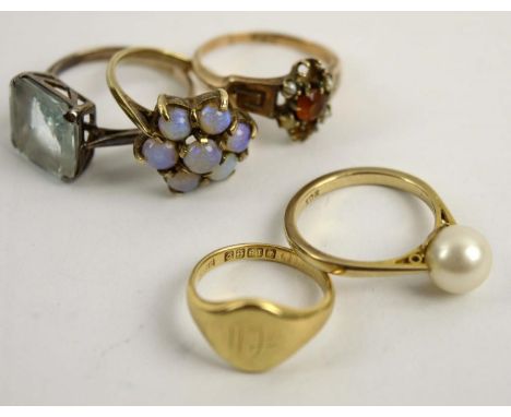 FIVE VARIOUS GOLD DRESS RINGS, comprising a Victorian 14ct gold aquamarine signle stone ring, sixe KE, 9ct gold single cultur