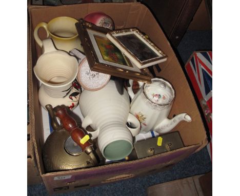 Box of assorted items to include: small furnishing prints, carved hardwood tribal busts, Acctim quartz brass mantel clock, va