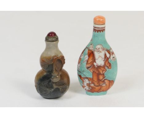 Chinese carved agate double gourd snuff bottle, late 19th Century, 7cm; also a porcelain snuff bottle decorated with an Immor