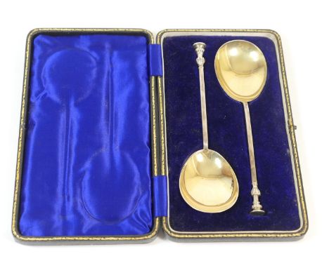 Pair of Edwardian reproduction silver gilt seal top spoons, by William Hutton &amp; Sons, London 1909, 19cm, cased, weight ap