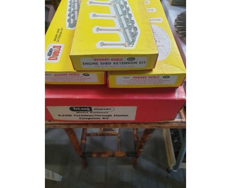 HORNBY DUBLO - Engine Shed Extension Kits (3) in boxes together with Triang Hornby R5083 Terminus/Through Station Composite K