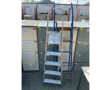 2x Step Ladders 