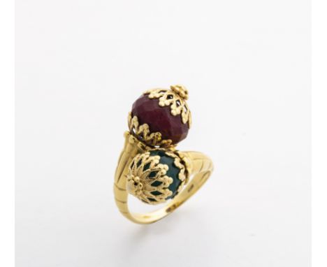 Goldring mit Rubin und Smaragd 750-er Gelbgold ca. 11 g. Cross-Over-Ring, Endungen mit facettierten Smaragd- und Rubinkugeln,