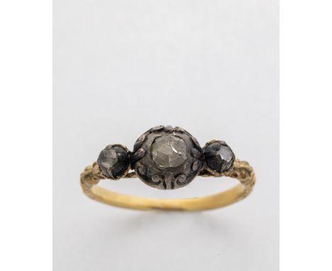 Ring mit Diamantrosen Rokoko, um 1780. Gelbgoldring  mit drei Diamanten im holländischen Rosenschliff. Wellenrandverzierte, a