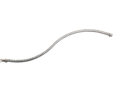 Riviére-Armband mit Brillanten 750-er Weißgold ca. 13,5 g. Geschmeidiges, unterkadertes Riviére Modell ausgefasst mit 74 Bril