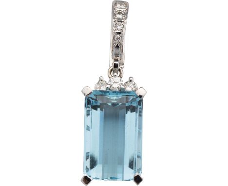 Aquamarin-Anhänger mit Brillanten 585-er Weißgoldanhänger mit feinem Aquamarin in Treppenschliff ca. 14,0 ct. Bekrönt mit dre