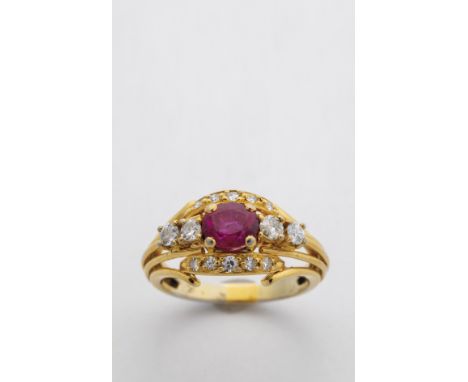 Ring mit Rubin und Diamanten 750-er Gelbgold, gestempelt ca. 6,8 g. Ovalfacettierter Rubin ca. 0,80 ct. Vier Brillanten und 1