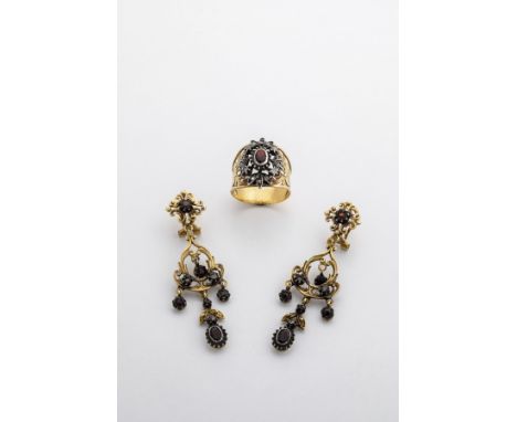 Ohrclipstecker und Ring mit Diamantrosen und Granaten 750-er Gelbgold und Silber. Durchbrochene Ringschiene mit floraler Grav