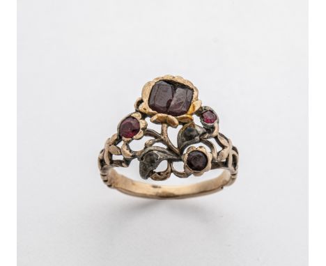 Giardinetto-Ring Rotgoldener Giardinetto-Ring, glatte Ringschiene mit verschnörkelten und gegabelten Ringschultern. Ringkopf 